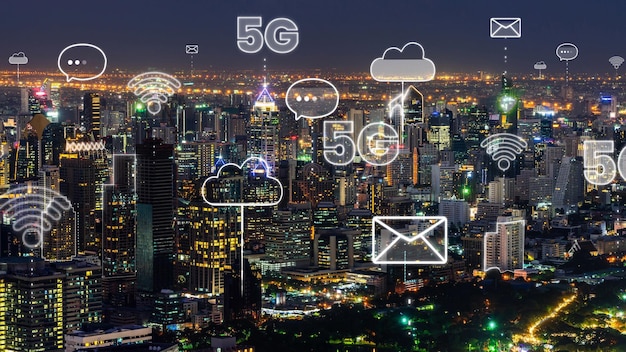 Cidade digital inteligente com gráfico abstrato de globalização mostrando rede de conexão