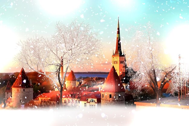 Cidade do inverno, árvores cobertas pela neve, cidade velha medieval de Tallinn