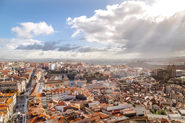 Cidade do Porto vista de cima. Raio de sol entre nuvens e céu azul.