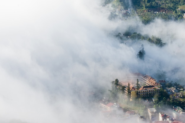 Cidade do vale de Sapa na névoa da manhã, Vietnã