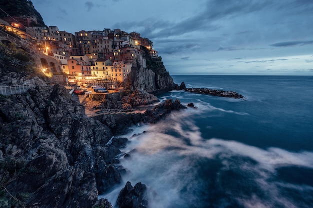 Cidade em uma montanha rochosa ao lado do mar