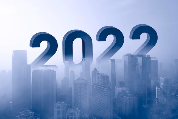 Cidade enevoada com números de 2022 no período da manhã