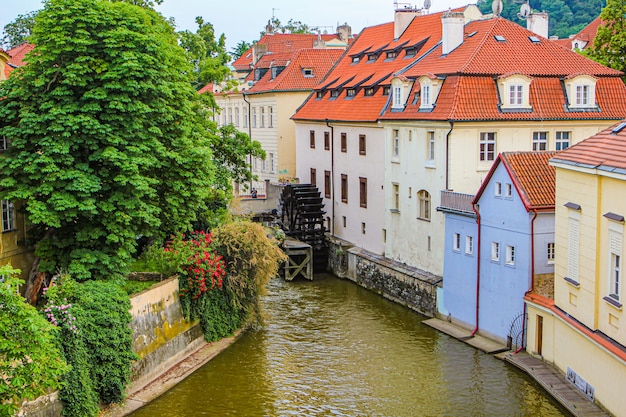 Cidade europeia de verão. Vista para um pátio aconchegante. Canal do rio e moinho de água