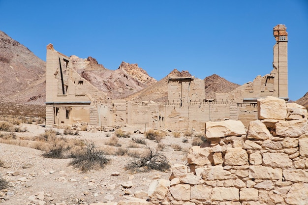Cidade fantasma do deserto em Nevada com escombros de edifícios de pedra