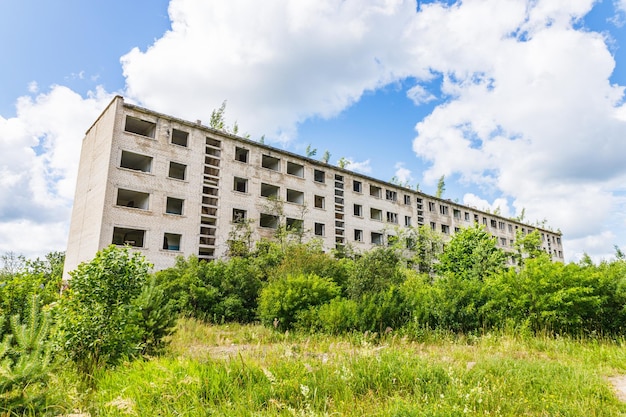 Cidade fantasma militar secreta abandonada da União Soviética Irbene na Letônia