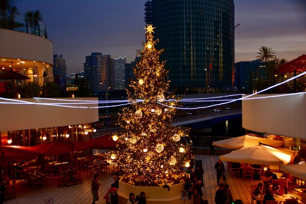 Cidade festiva, bela cena.