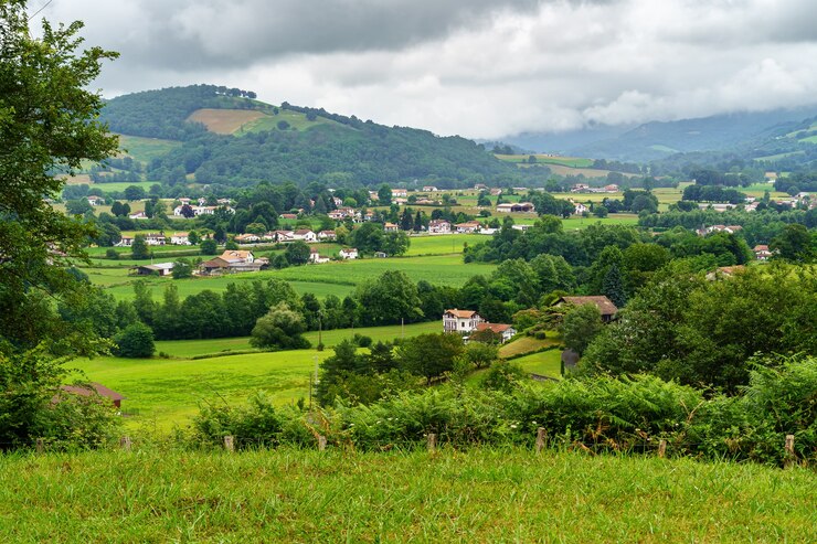 Cidade francesa de San Juan ao pé do porto. Montanhas e nevoeiro ao fundo. França
