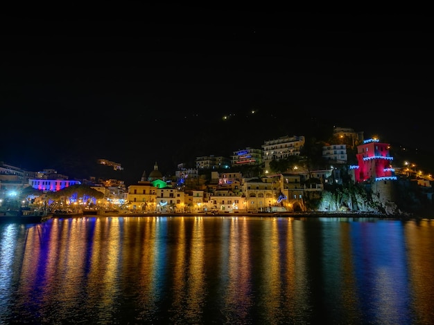 Foto cidade iluminada à beira-mar