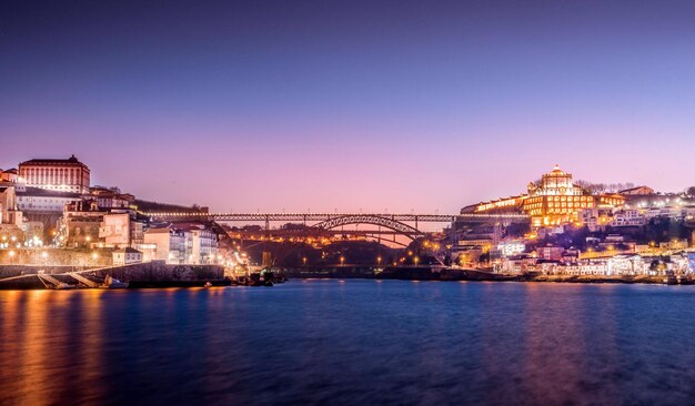 Foto cidade iluminada à beira-mar