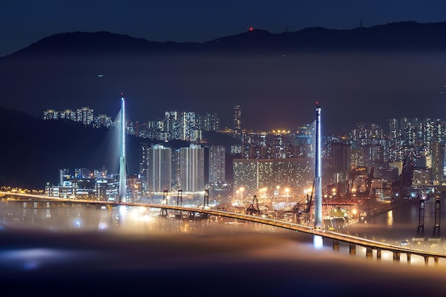 Cidade iluminada à noite