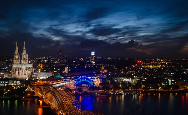 Cidade iluminada à noite