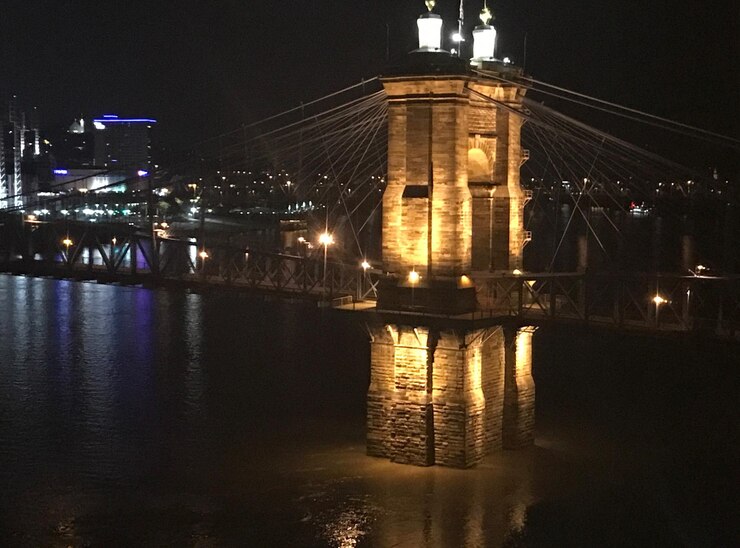 Foto cidade iluminada à noite