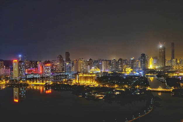 Cidade iluminada à noite