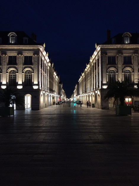 Cidade iluminada à noite