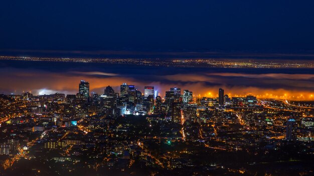 Foto cidade iluminada à noite