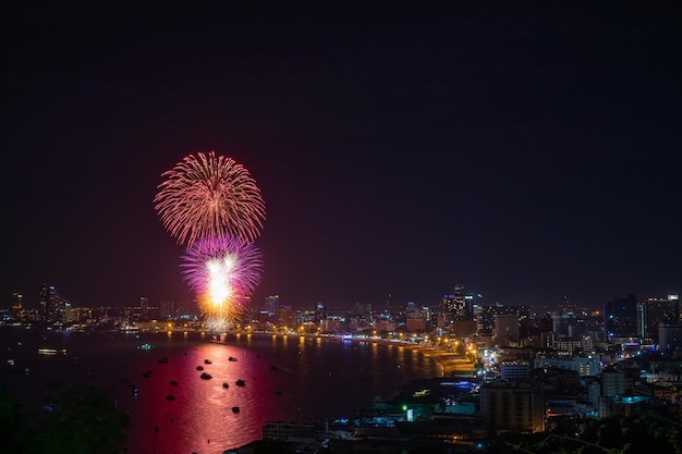 Foto cidade iluminada à noite