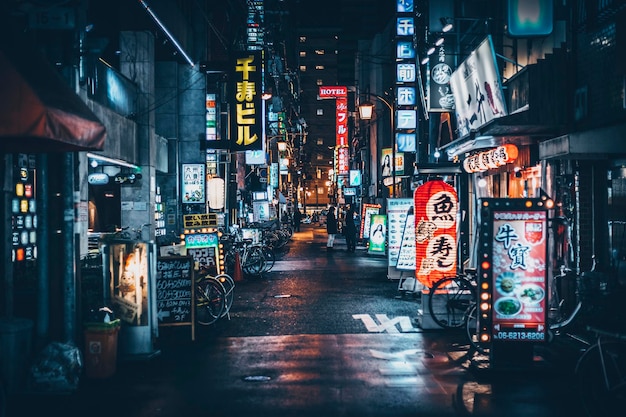 Cidade iluminada à noite