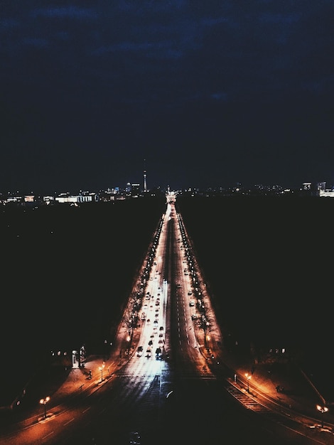 Foto cidade iluminada contra o céu à noite