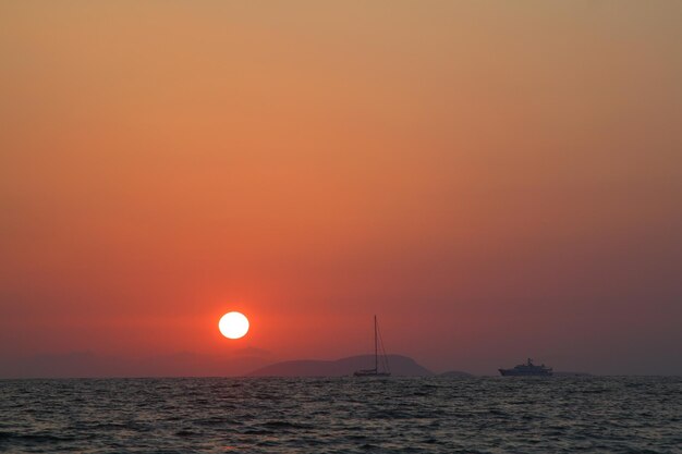 Cidade litorânea de Turgutreis e pôr do sol espetacular