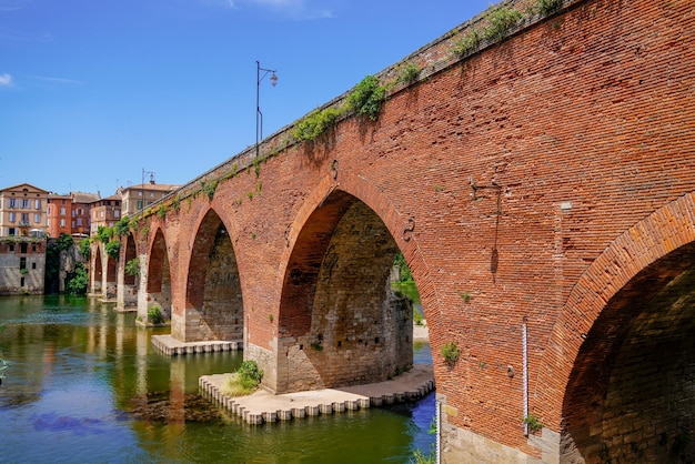 Cidade medieval da ponte de acesso de Albi acima do rio tarn