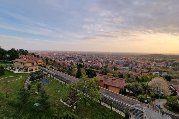 Cidade medieval de Bergamo ao pôr do sol