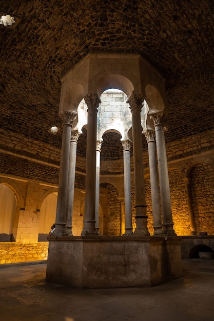 Cidade medieval de Girona, Banys Arabs ou banhos árabes do interior sem gente, Costa Brava da Catalunha no Mediterrâneo. Espanha, foto vertical