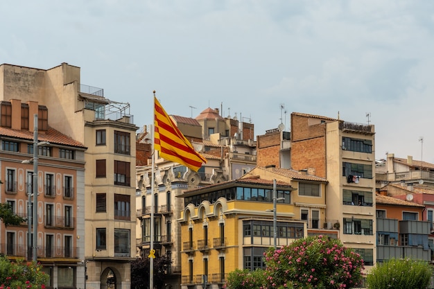 Cidade medieval de Girona, elementos amarelos e laços em solidariedade com o conflito político, a Costa Brava da Catalunha no Mediterrâneo. Espanha