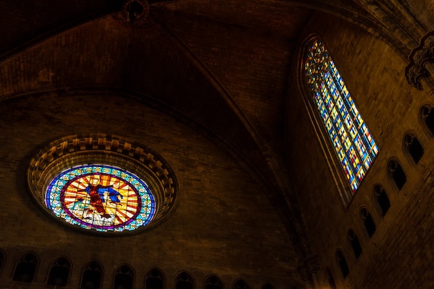 Cidade medieval de girona, vitrais dentro da catedral, costa brava da catalunha, no mediterrâneo. espanha