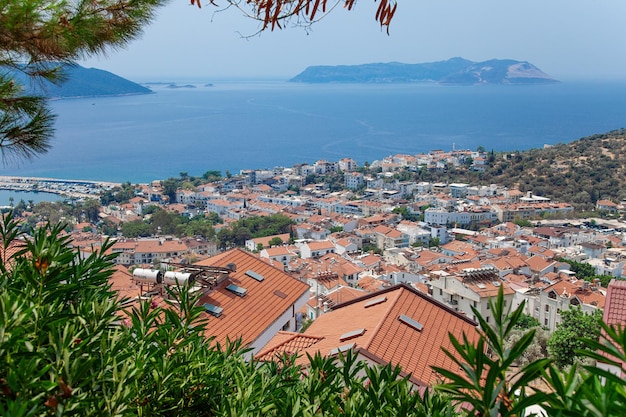 Cidade medieval do país europeu e paisagem do mar