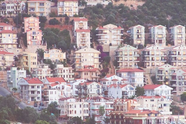 Cidade mediterrânea na encosta do mar