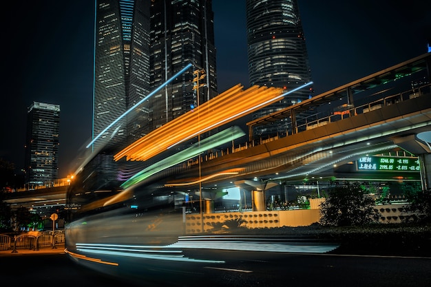 Cidade moderna à noite com efeito de movimento de longa exposição