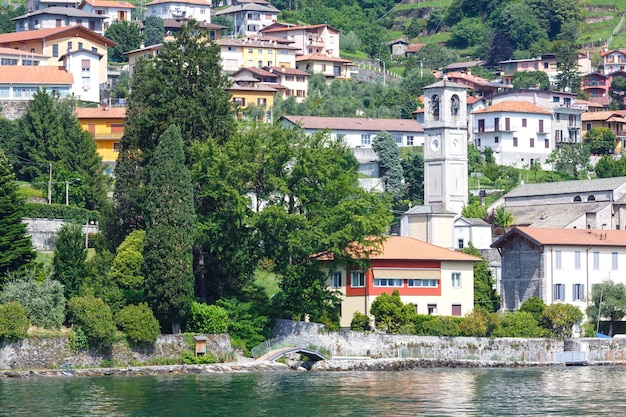 Cidade na costa do lago de como (itália)