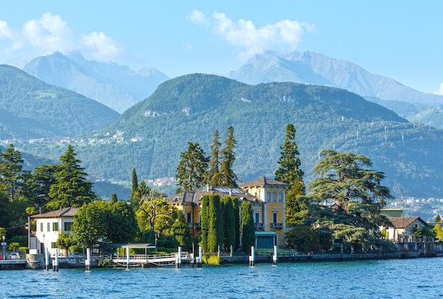 Cidade na costa do Lago de Como (Itália)