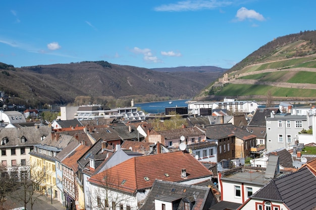 Cidade no rio com muitas casas montanhas de uvas