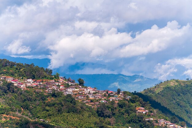 Foto cidade no topo da montanha