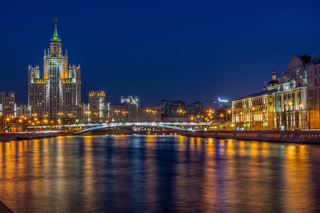 Cidade noturna. Luzes. Moscou. Megalópole.