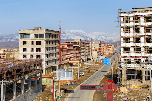 Cidade nova da construção em southwes da porcelana, Tibet sob a montanha da neve, Sichuan, China