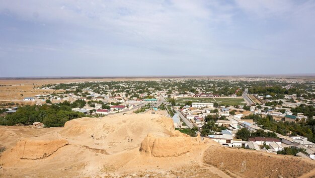 Cidade pequena com casas térreas