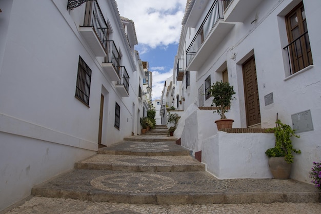 Cidade pitoresca de Frigiliana localizada na região montanhosa de Málaga, Costa del Sol, Espanha