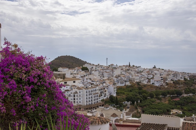 Cidade pitoresca de Frigiliana localizada na região montanhosa de Málaga, Costa del Sol, Espanha