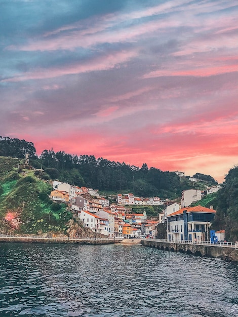 Foto cidade por edifícios contra o céu durante o pôr do sol