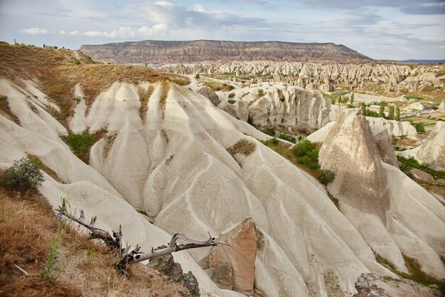 Cidade subterrânea da Capadócia dentro das rochas, a antiga cidade de pilares de pedra. Paisagens fabulosas das montanhas da Capadócia Goreme, Turquia