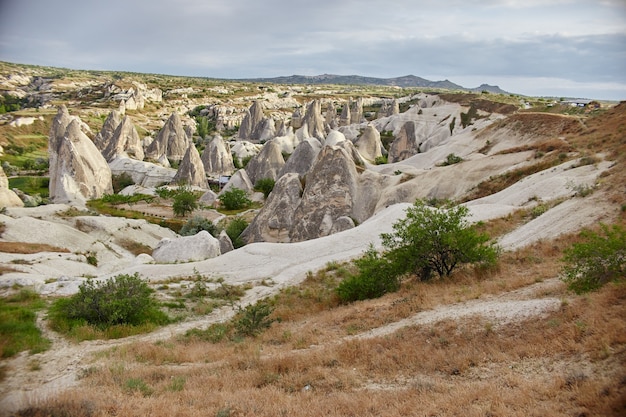 Cidade subterrânea da Capadócia dentro de rochas, antiga cidade de pilares de pedra. Paisagens fabulosas das montanhas da Capadócia Goreme, Turquia