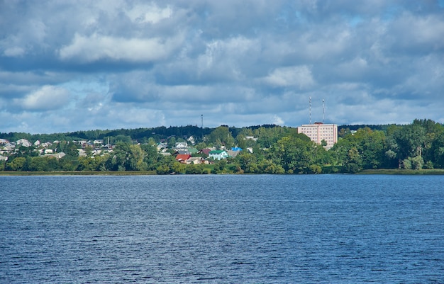 Cidade turística de myadzyel na região de minsk, na bielo-rússia.lake myastro