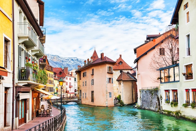 Cidade velha com edifícios medievais no canal de Annecy, França.