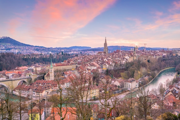 Cidade velha de berna, capital da suíça na europa ao entardecer