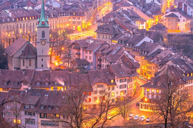 Cidade velha de berna, capital da suíça na europa ao entardecer