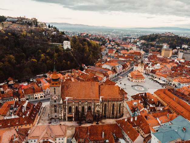 Cidade velha de Brasov e a praça da Câmara Municipal na Praça do Conselho da Transilvânia Romênia