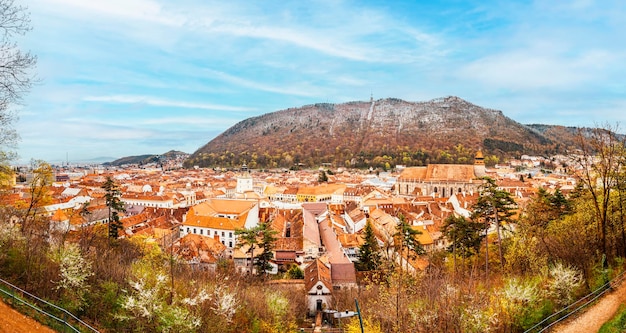 Cidade velha de Brasov e a Praça da Câmara Municipal na Transilvânia Romênia Dia de verão Praça do Conselho