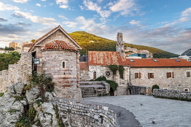 Cidade velha de Budva, Montenegro. Arquitetura autêntica. Antiga igreja de St.Sava.